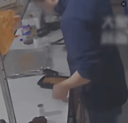 <b>恶心至极！伙计竟向外卖饭盒吐口水本地传递：</b>